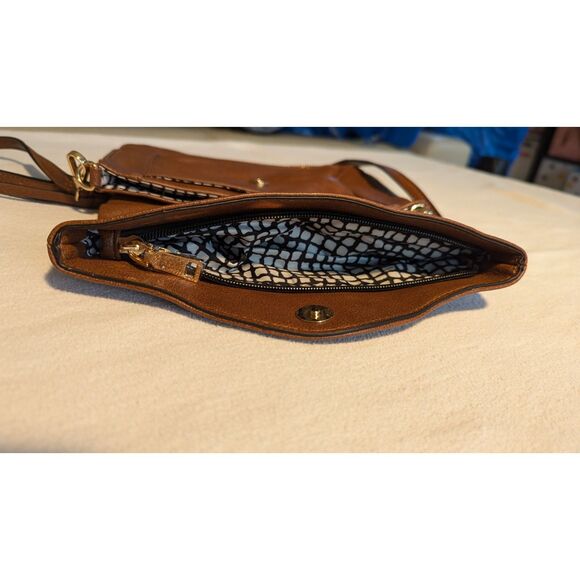 cute and practical Moda Luxe clutch with removable crossbody strap - Picture 5 of 6